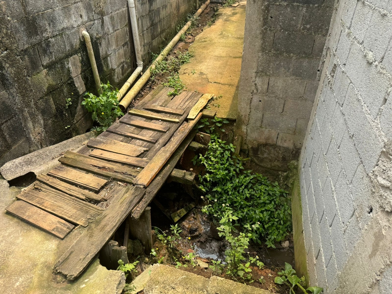 Esgoto a céu aberto no Jardim Represa, em Parelheiros, zona sul de São Paulo