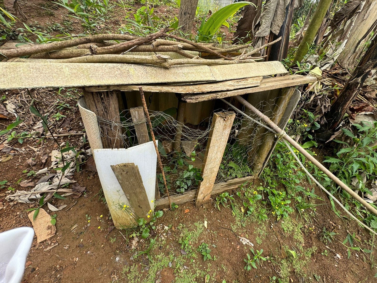 Poço artesiano feito por Rosimeire e seu marido em casa devido a falta de abastecimento de água
