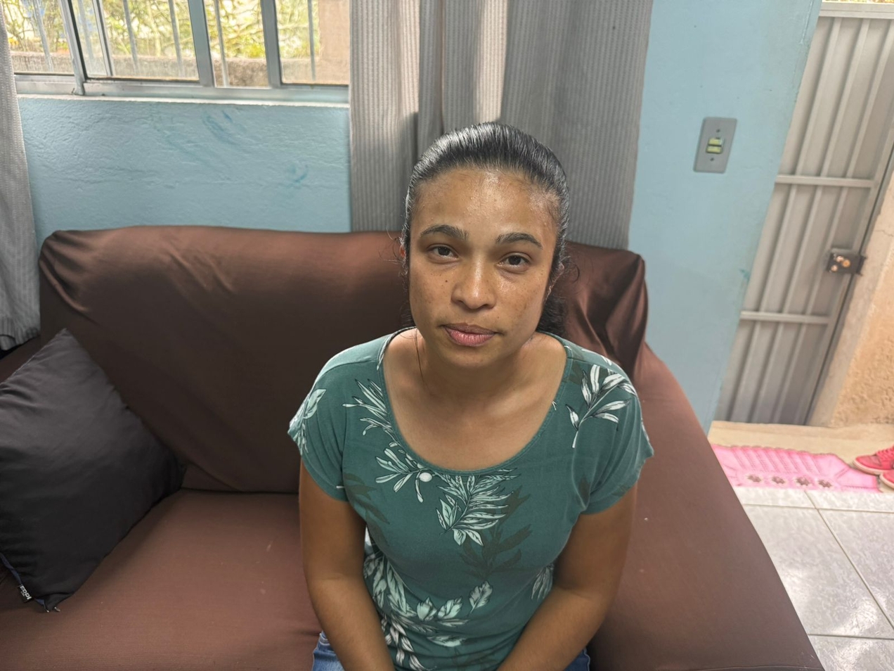 Josiane Silva Salles conta que nunca deixou que seu filho brincasse na rua por causa do esgoto a céu aberto que passa em frente à sua casa