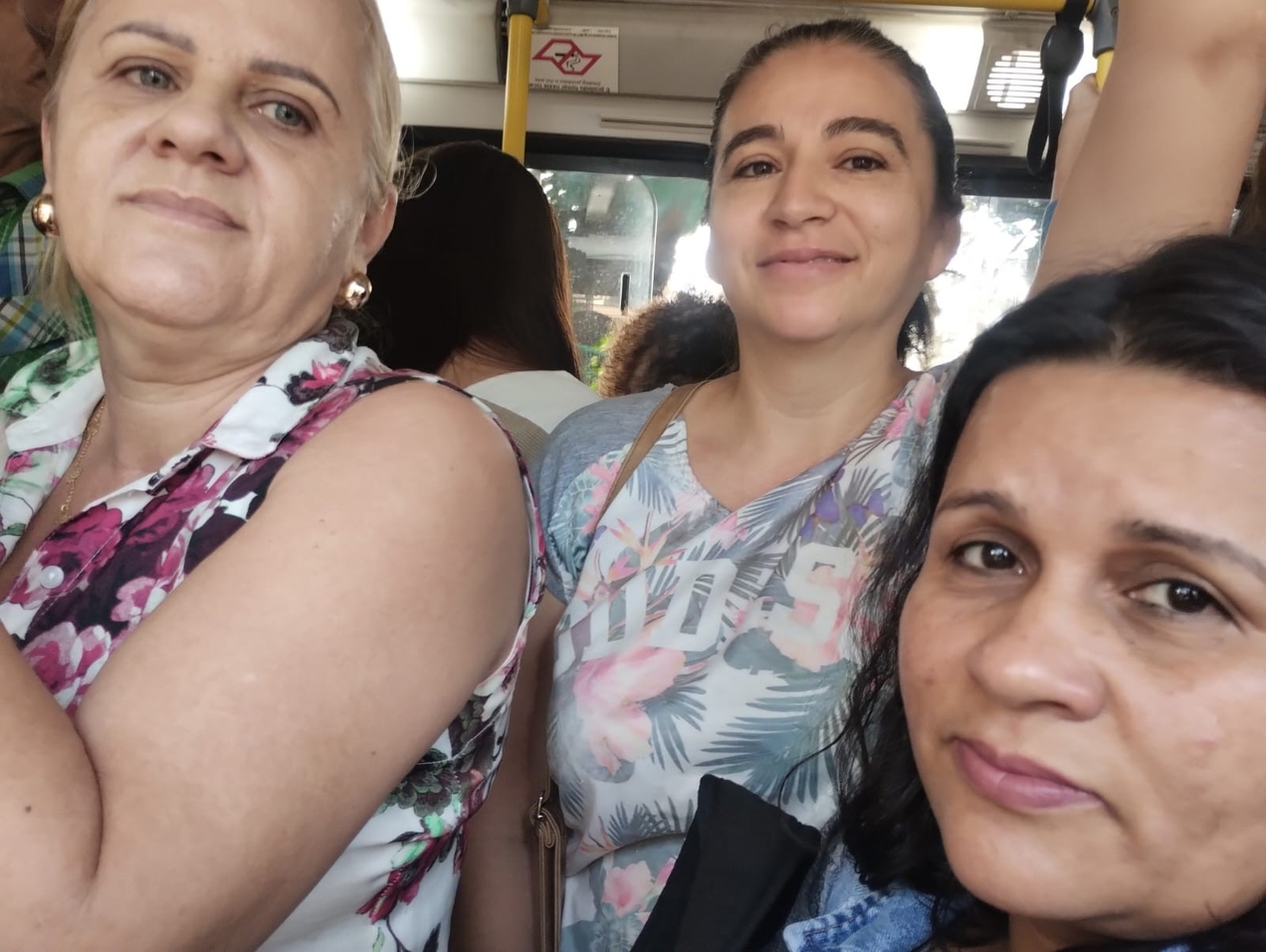 À direita, Solange Lopes de Oliveira e Maria Clenilda de Souza. Vizinhas, pegam o ônibus juntas. À esquerda, Rejane Maria da Conceição Silva.