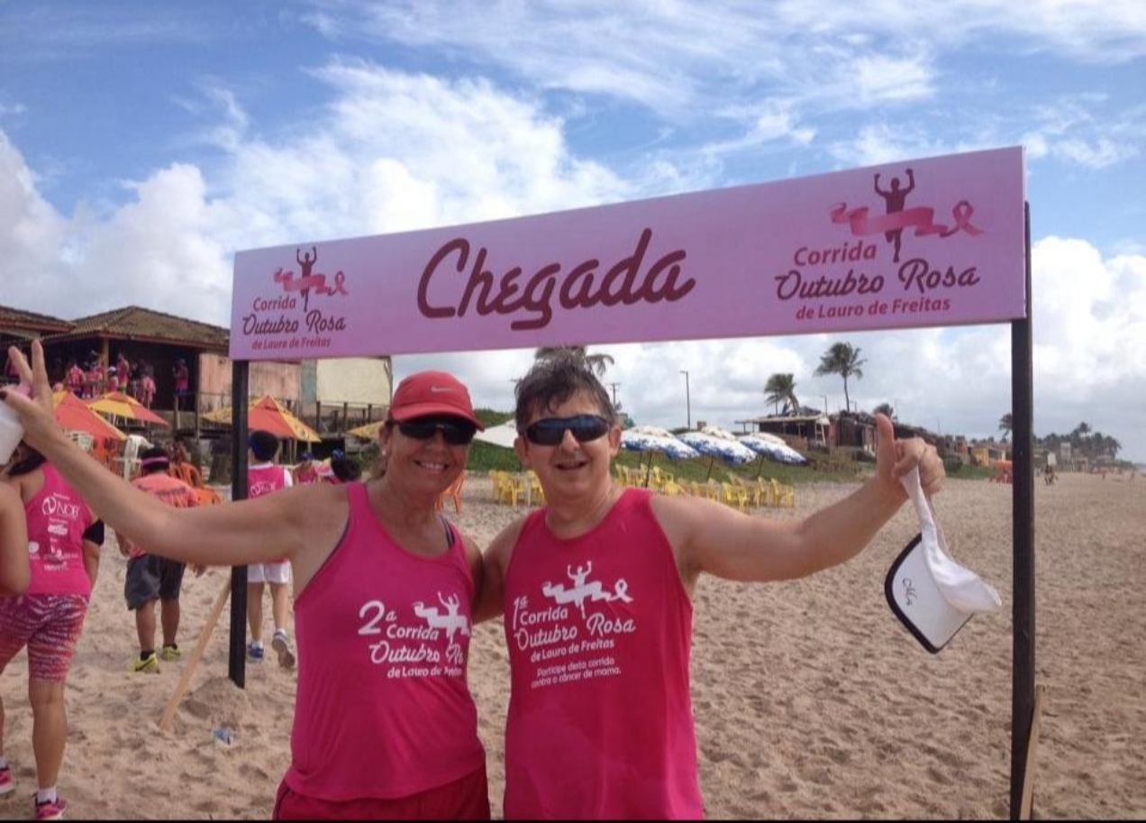 Renate na 2ª edição da Corrida Outubro Rosa ao lado de seu médico oncologista Eduardo Moraes
