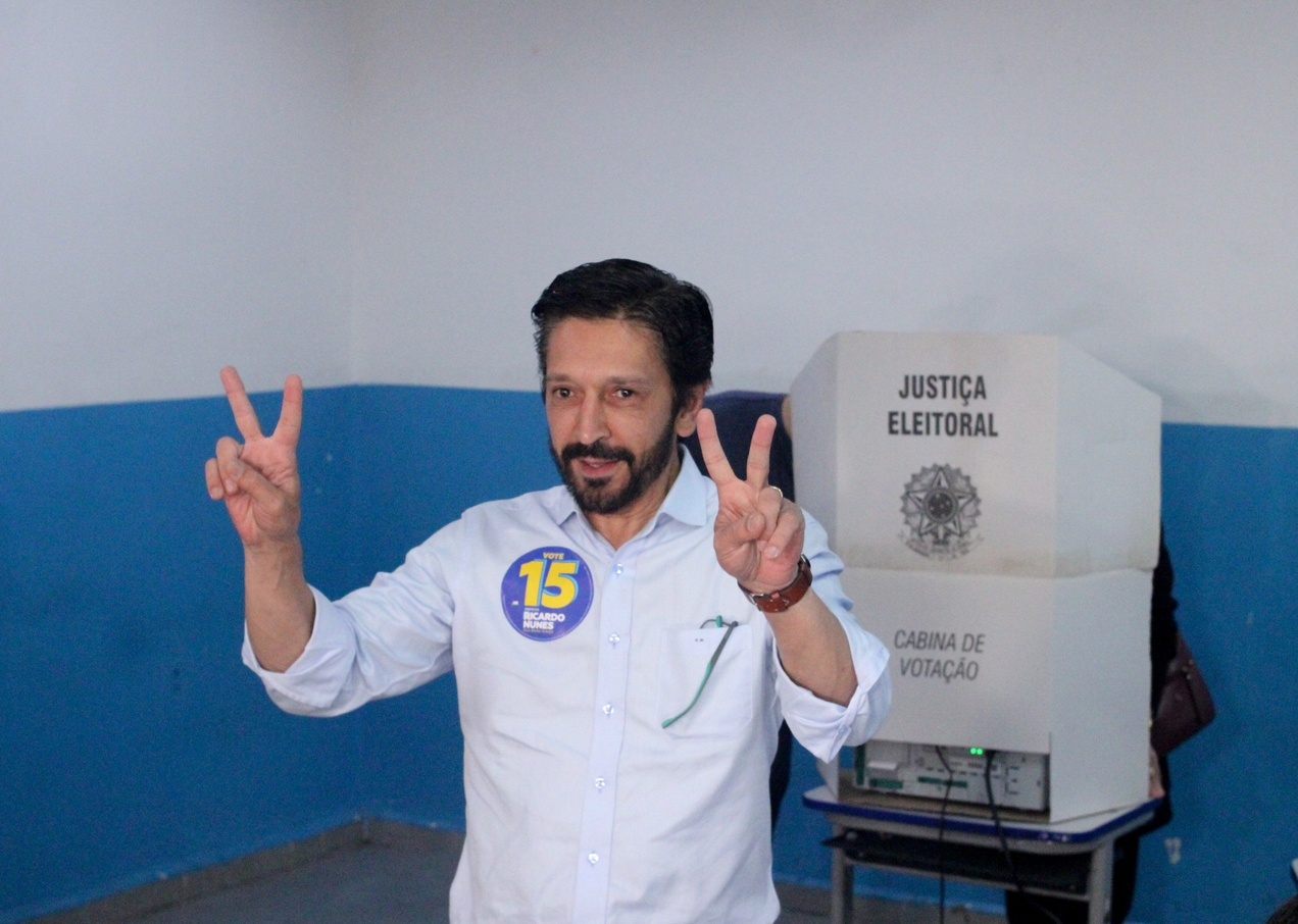 Ricardo Nunes faz sinal da vitória após votar em São Paulo 