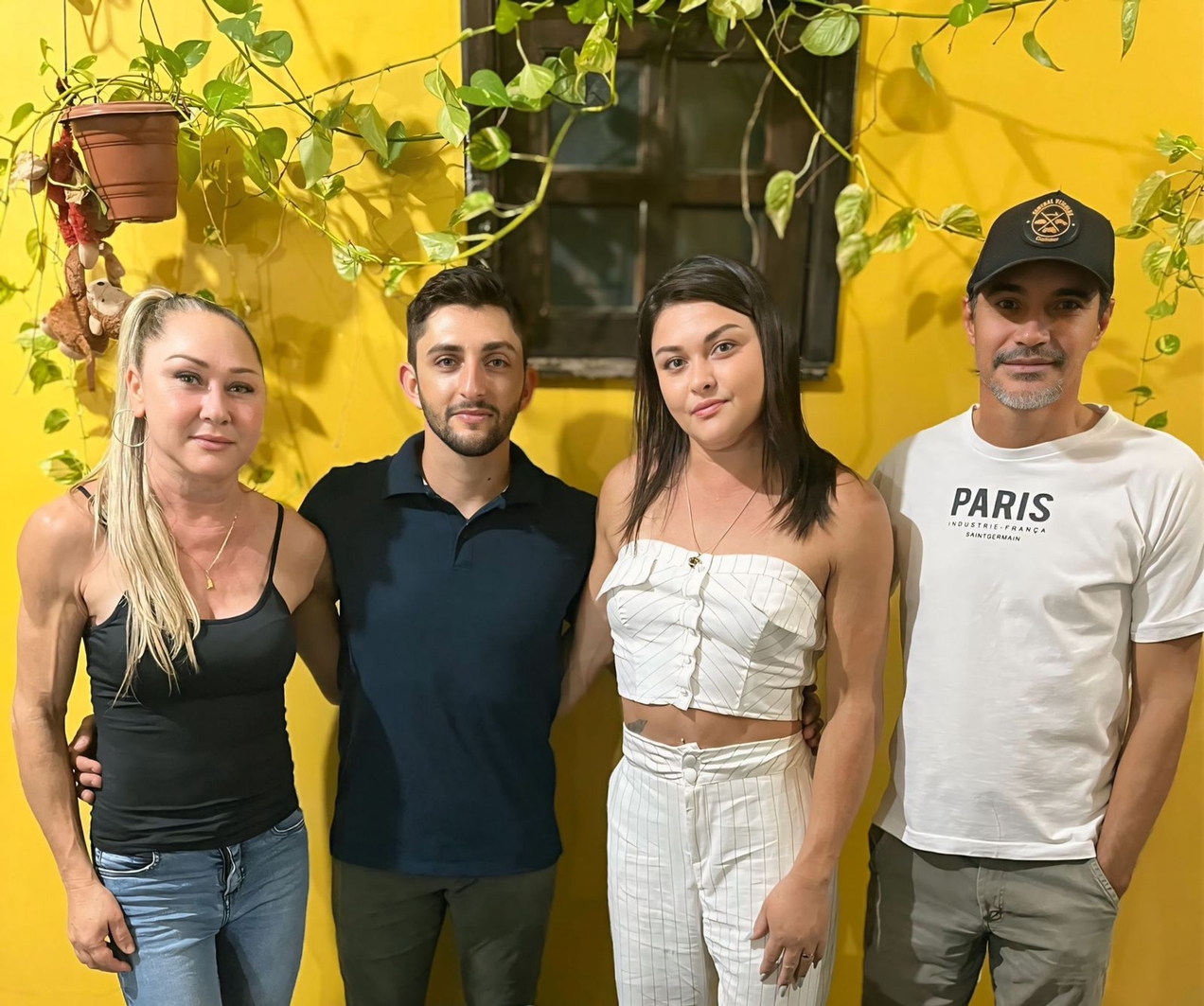 Priscila ao lado da m&atilde;e, do marido e do padrasto