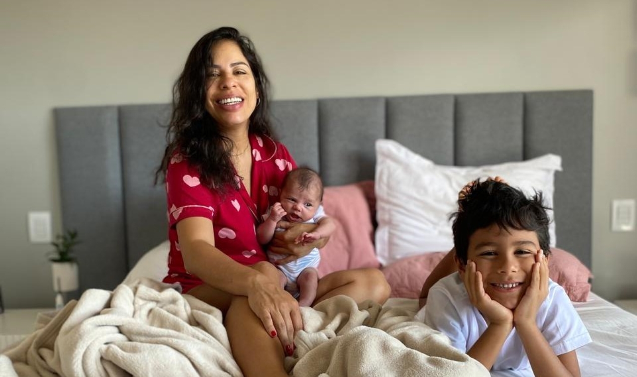 Daniela com os filhos Catarina, de 2 anos, e Francisco, de 8 anos.