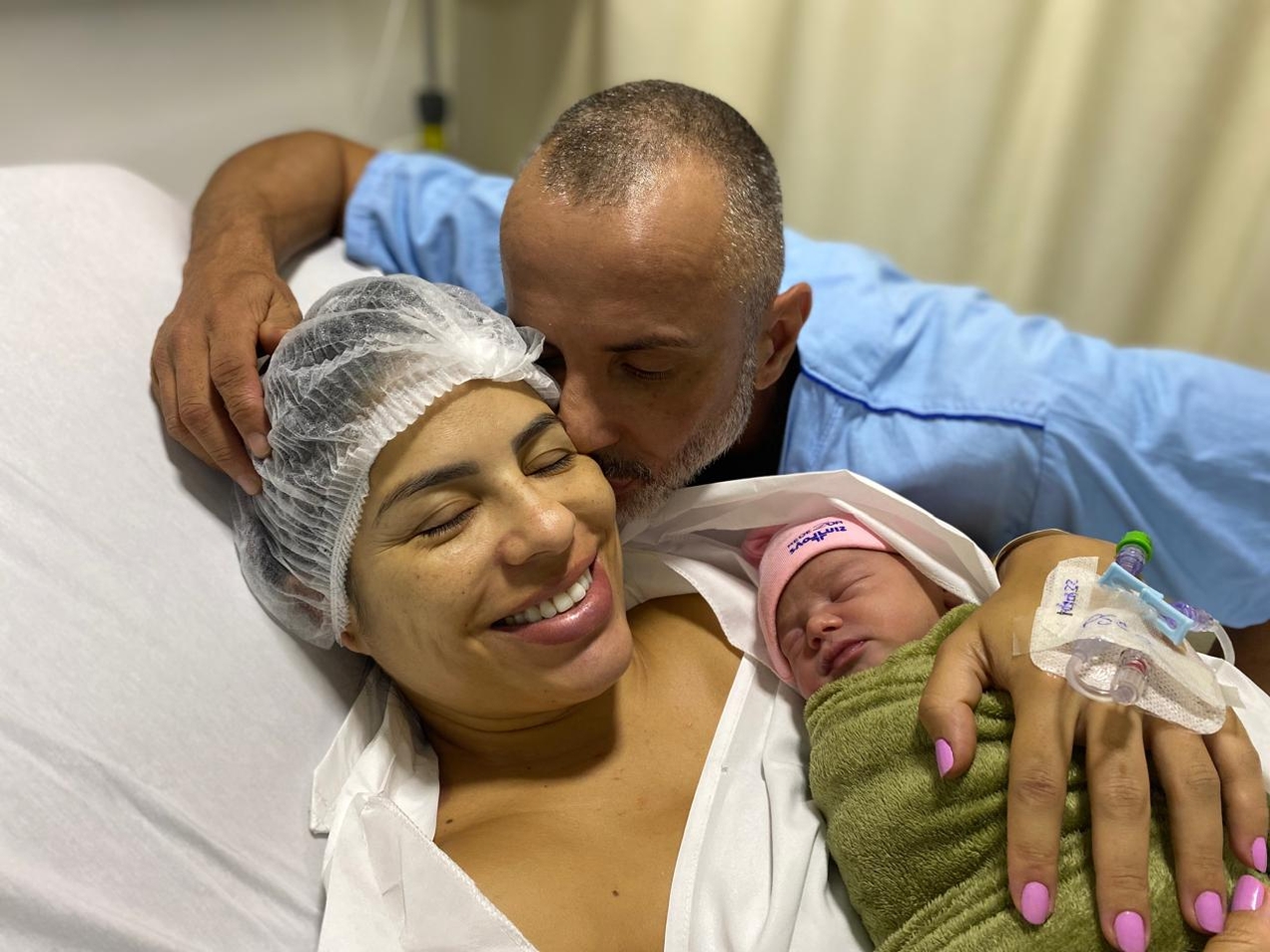 Daniela com o marido, Ant&ocirc;nio Luis, e a filha, Catarina, no dia do parto.