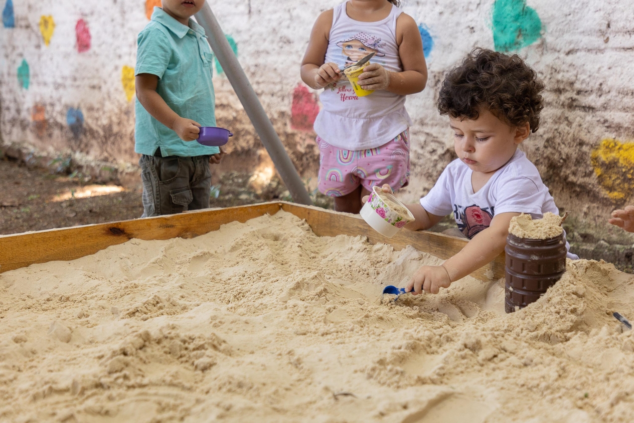 Troncos de árvores, areia e plantas são cenário das brincadeiras na nova rotina da Escola EMEI Teresinha Tergolina, em Canoas (RS)