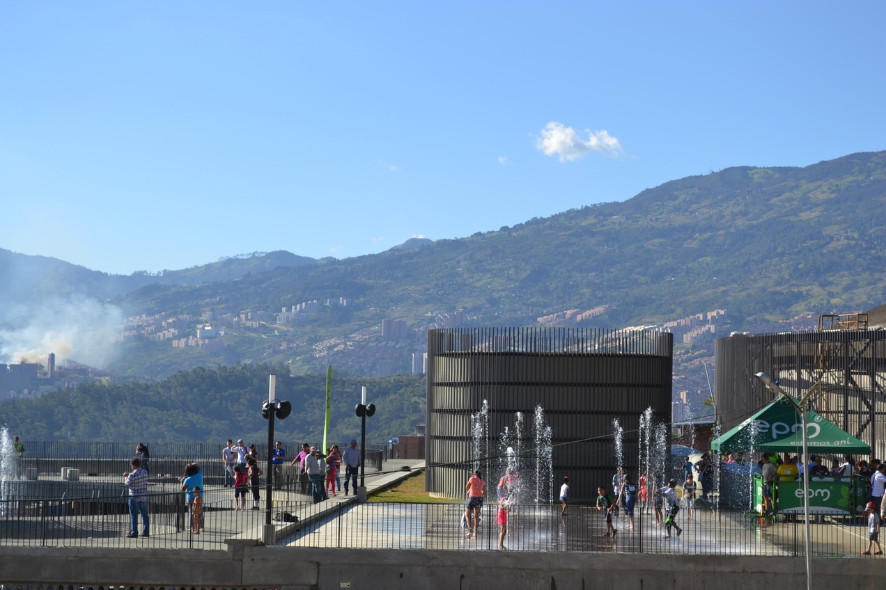 Comunidades periféricas de Medellín contam com dezenas de UVAS, “Unidades de Vida Articulada”, espaços de convívio feitos sobre os reservatórios de água da cidade
