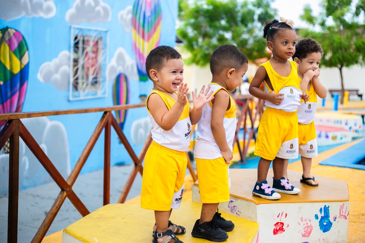 Onde antes s&oacute; haviam carros, agora &eacute; espa&ccedil;o de brincadeira em Sobral, numa rua em que havia estacionamento e passagem de carros