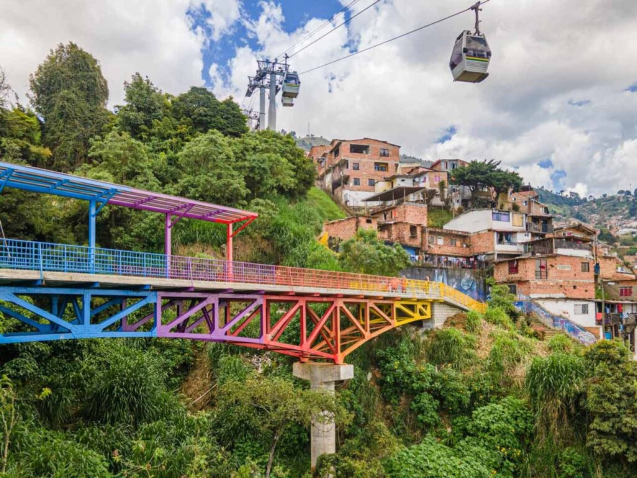 'É preciso um sistema de mobilidade para ajudar a vida das pessoas', define Uribe, citando os exemplos de Medellín, como as 'escaleras elétricas' (escadas rolantes) e o Metrocable, metrôs e teleféricos