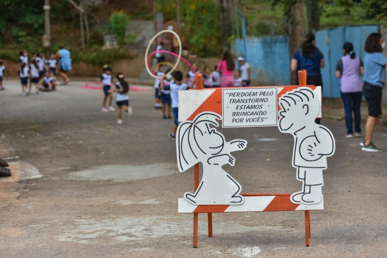 'Perdoem pelo transtorno, estamos brincando por voc&ecirc;s', avisam os cavaletes de ruas fechadas para crian&ccedil;as em mais de 300 cidades pelo mundo, como em Jundia&iacute; (SP)
