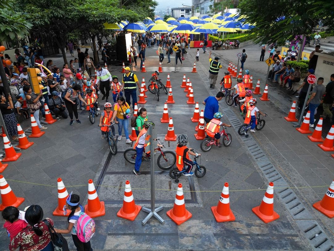 crian&ccedil;as aprendem sobre mobilidade segura em San Salvador, capital de El Salvador