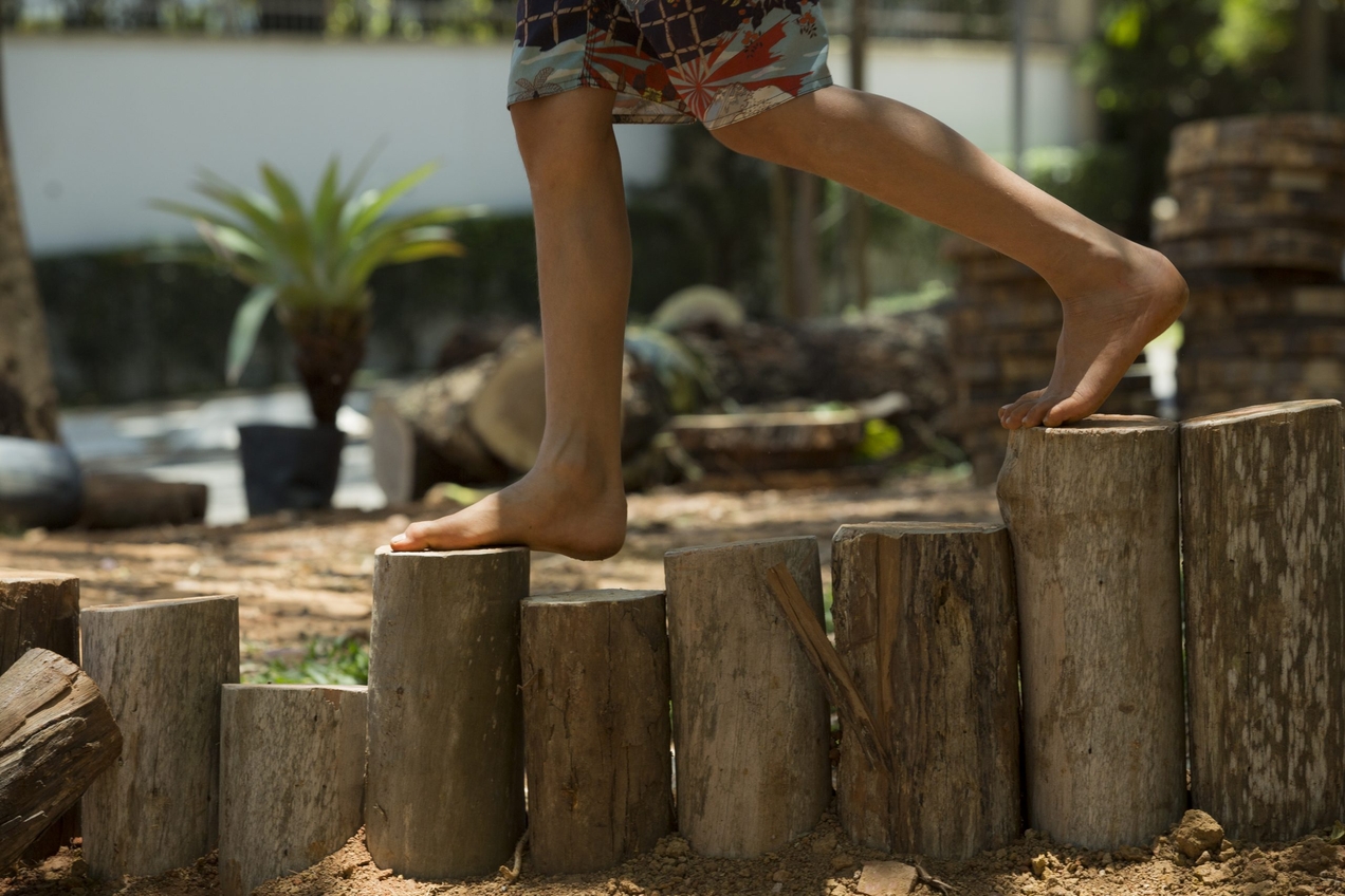 Brincadeiras não mediadas contribuem para equilíbrio, criatividade, cooperação social e concentração