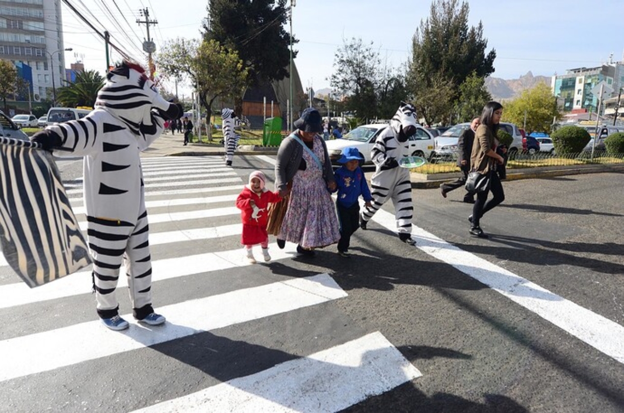 Zebras dan&ccedil;antes ajudam pedestres a atravessar a rua e melhoram o tr&acirc;nsito para turistas e moradores da capital da Bol&iacute;via