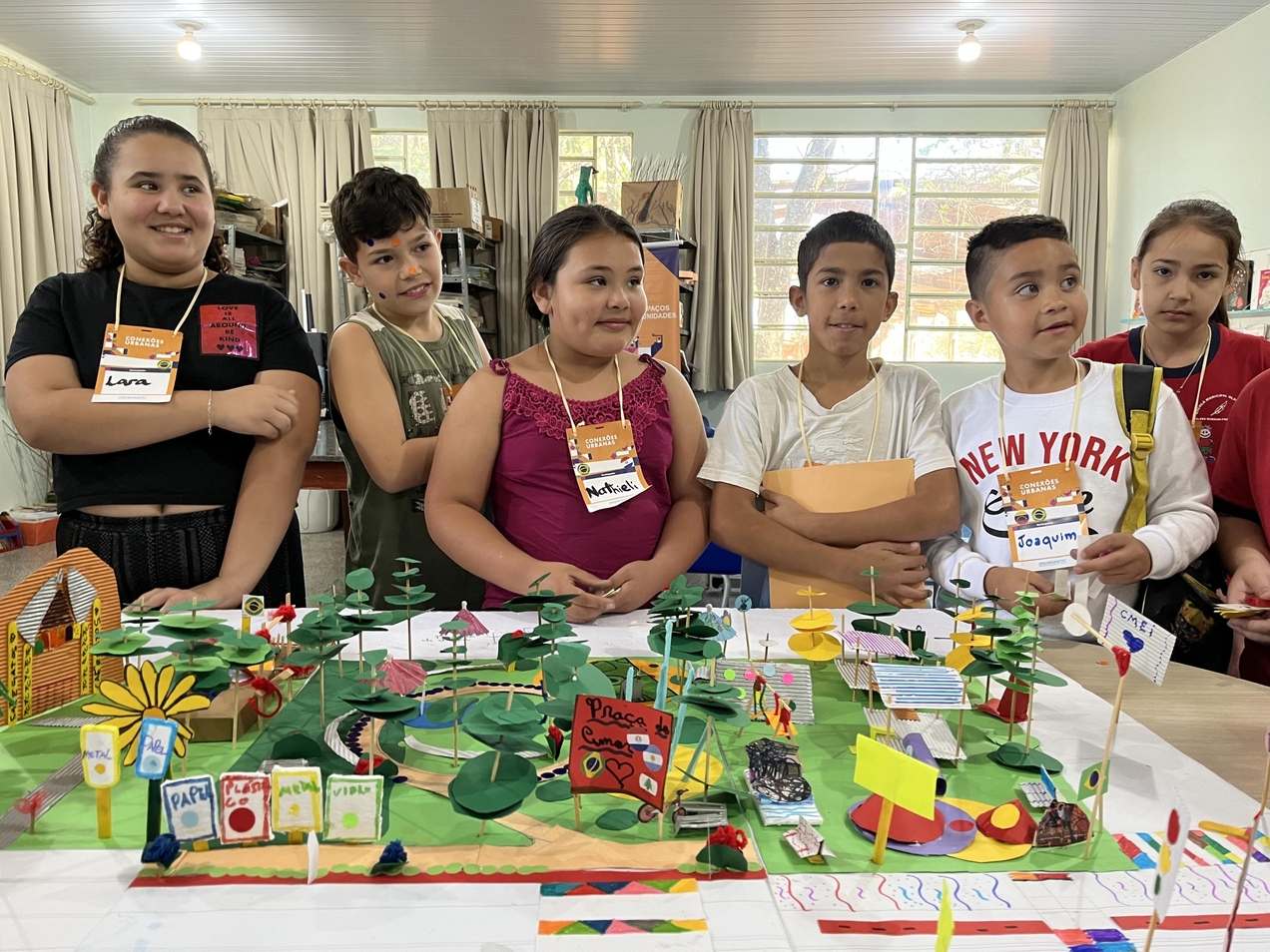 Inclus&atilde;o em Foz do Igua&ccedil;u: crian&ccedil;as brasileiras e migrantes fizeram desenhos e maquetes para criar uma pra&ccedil;a acess&iacute;vel e inclusiva
