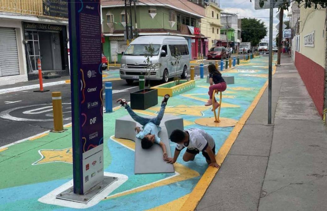 Em Le&oacute;n, no M&eacute;xico, a amplia&ccedil;&atilde;o das faixas de pedestres e cal&ccedil;adas permitem que as crian&ccedil;as usem o espa&ccedil;o com mais seguran&ccedil;a