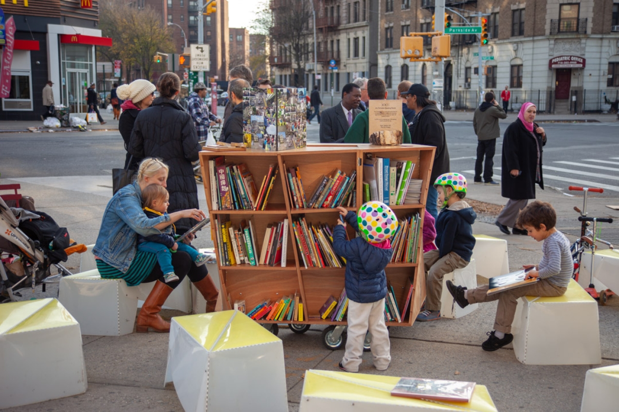 ONG americana compartilha expertise para cria&ccedil;&atilde;o de novos espa&ccedil;os p&uacute;blicos e uso tempor&aacute;rio de locais existentes para inclus&atilde;o da comunidade, como estas interven&ccedil;&otilde;es em ruas de Nova York