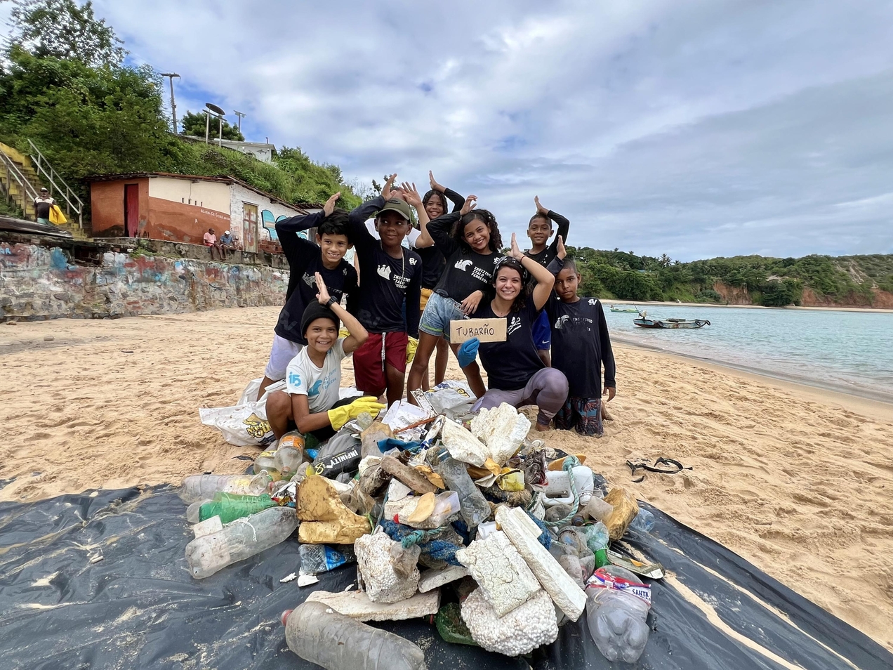 Crianças participam de mutirão de limpeza em praia de Baía Formosa (RN). Ação foi promovida pelo Instituto Italo Ferreira e pela Sea Shepherd Brasil.