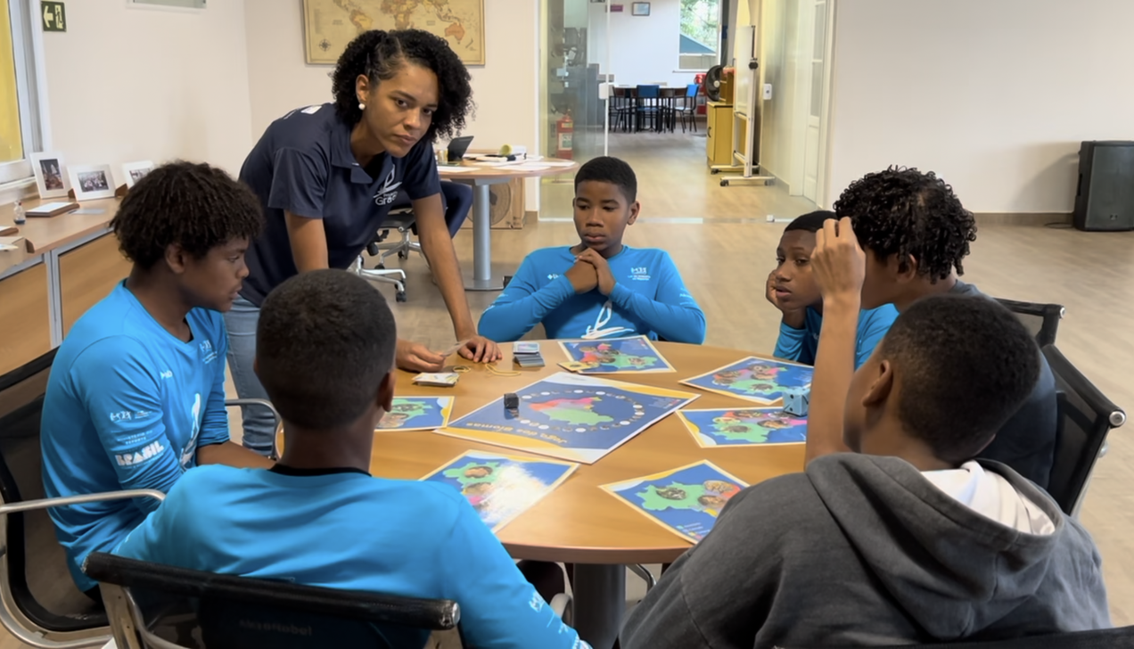 Coordenadora de projetos ambientais, Monalisa Oliveira ajuda a promover atividades que sensibilizam alunos sobre a conservação do oceano