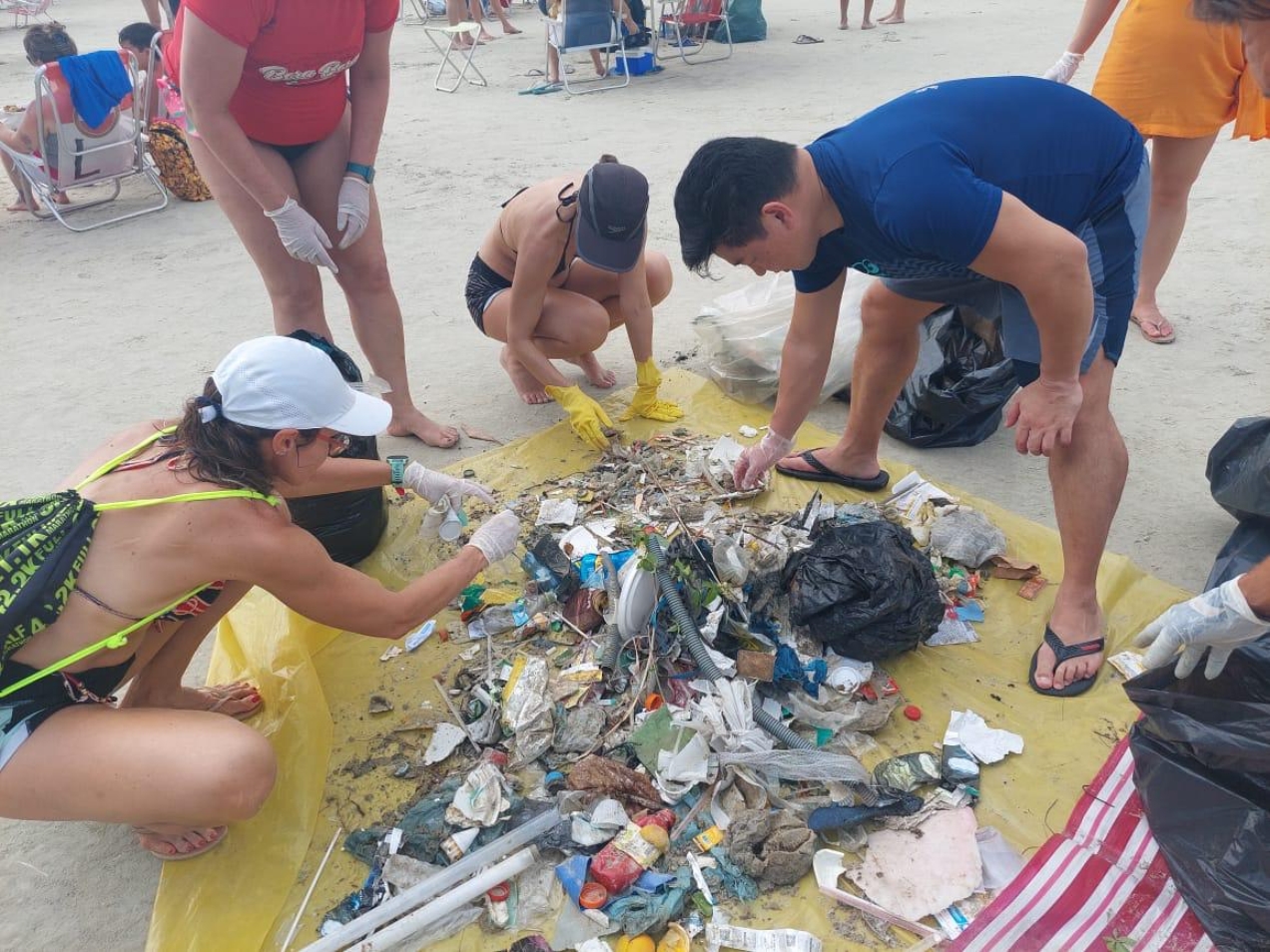 Parte do lixo recolhido durante mutirão na Praia de Bora Bora, em São Sebastião, no litoral de São Paulo.