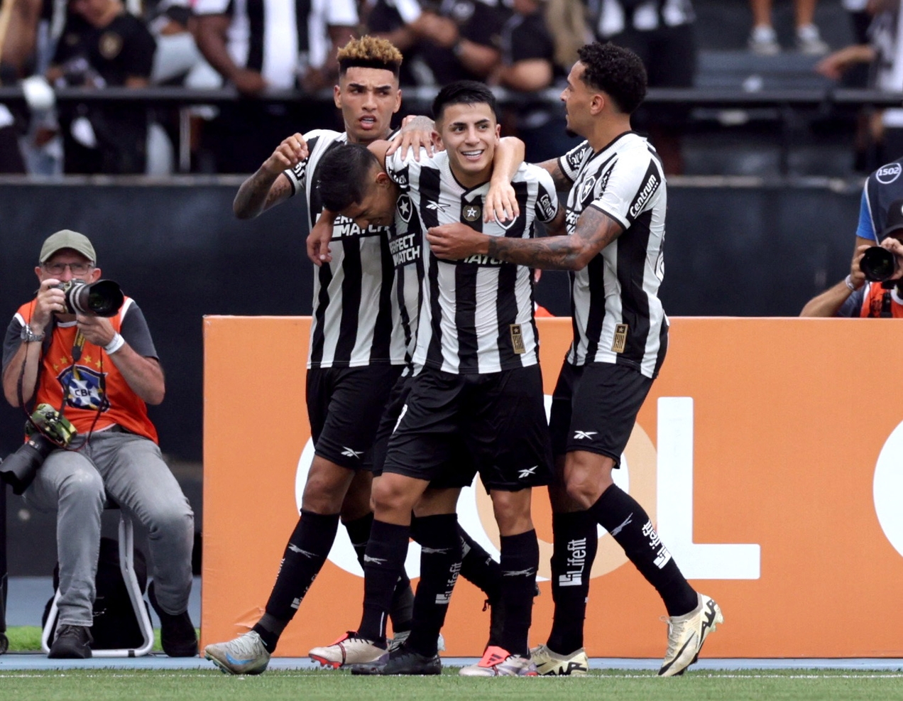 Jefferson Savarino, do Botafogo, comemora gol marcado contra o São Paulo na última rodada do Brasileirão 2024.