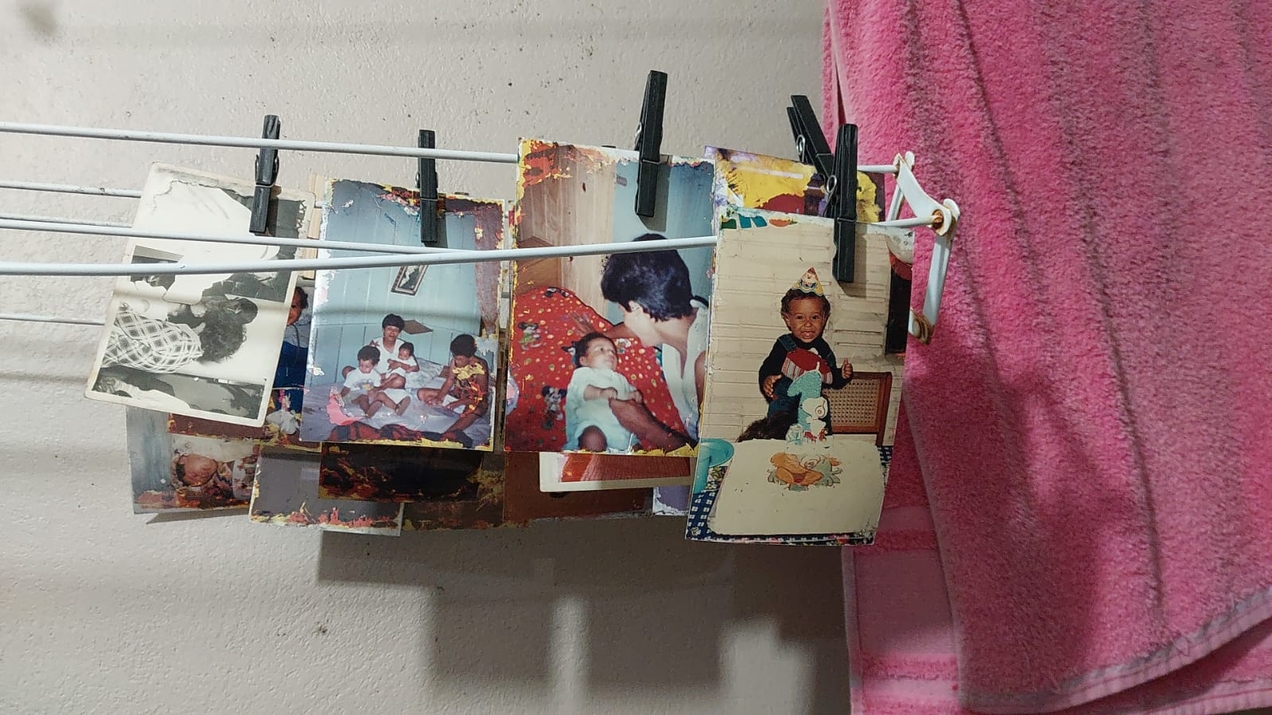 Marilda Matheus, de 59 anos, mora na casa que j&aacute; foi de seu av&ocirc; e de seus pais. Com a enchente, quase tudo foi destru&iacute;do pela &aacute;gua e lama. O que salvou, leva com carinho.