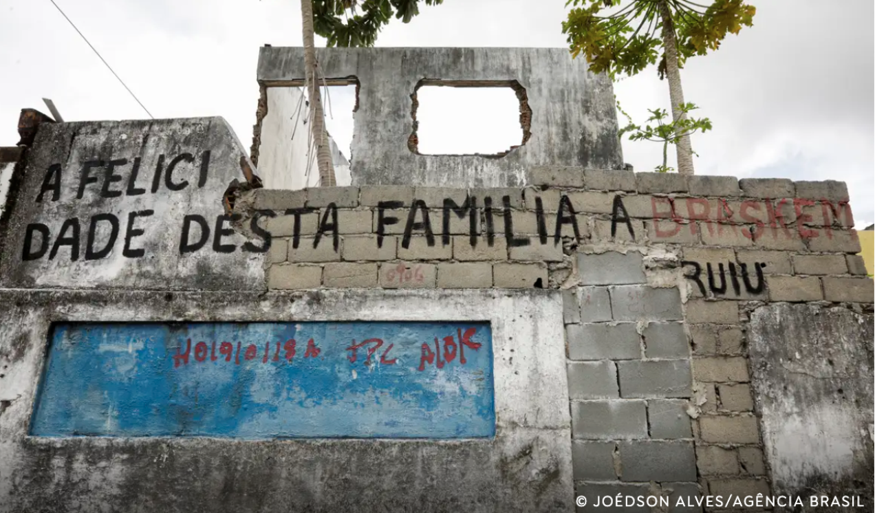 Pichação em casa em ruínas em bairro de Maceió critica empresa Braskem, acusada de ser responsável por afundamento de bairros na capital alagoana por conta da mineração.