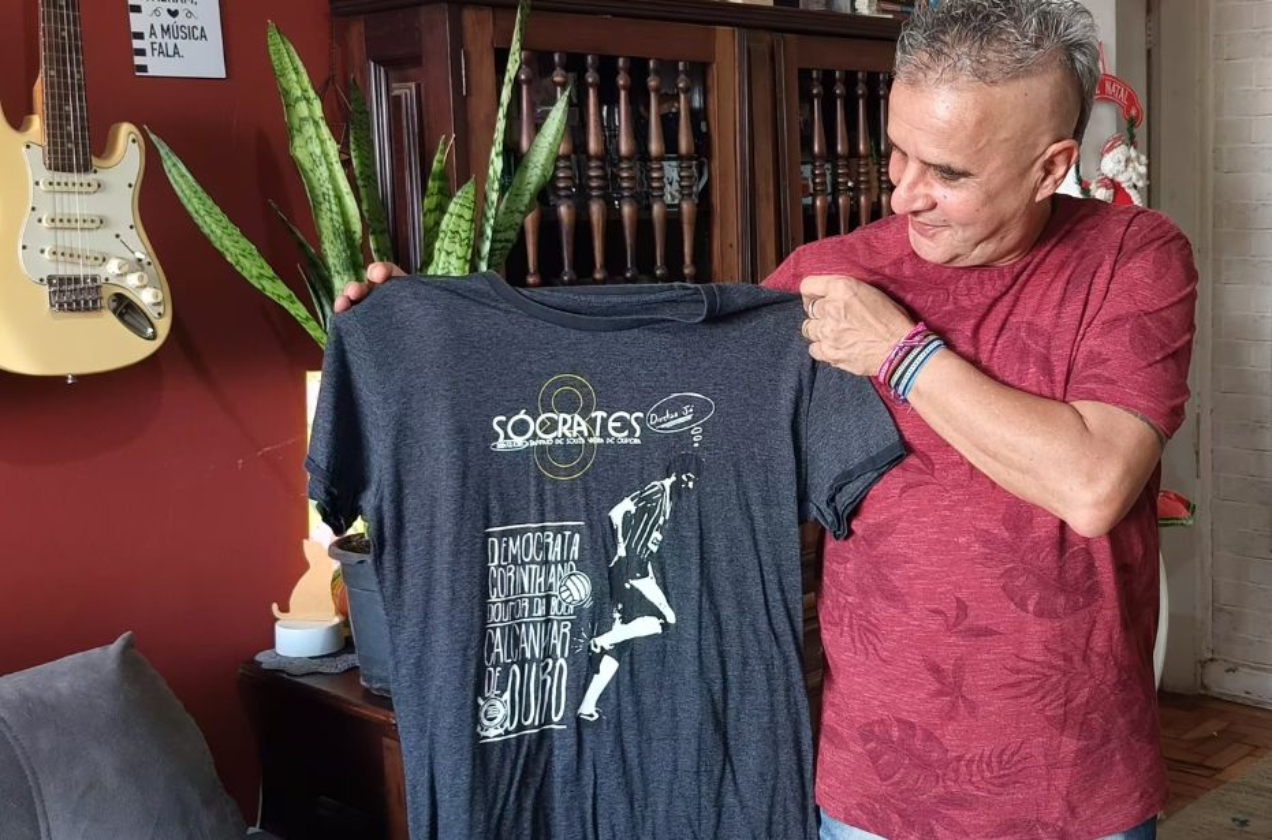Orgulhoso e corinthiano, Orlando exibe uma camiseta do ídolo do clube, Dr Sócrates 