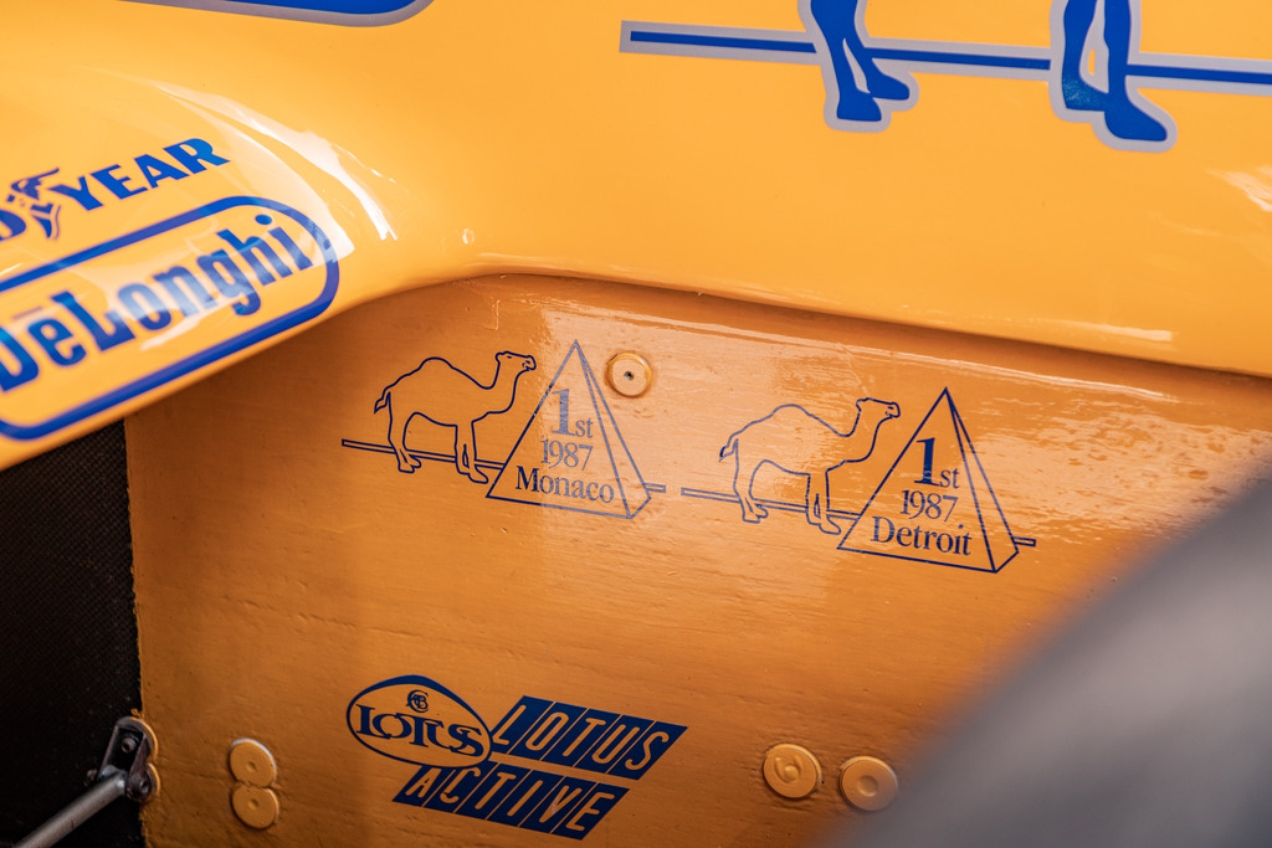 Adesivos marcando as vitórias em Monaco e Detroit