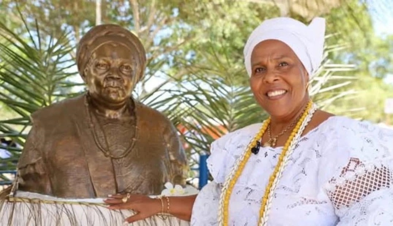 Jaciara de Oxum e busto de M&atilde;e Gilda em Salvador, na Bahia