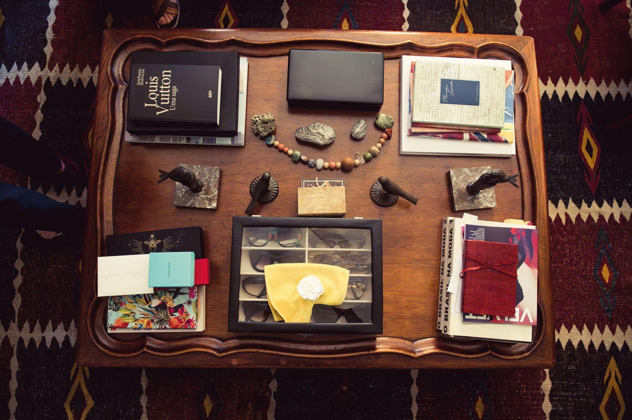 Moda, livros e antiguidade na decoração de Costanza