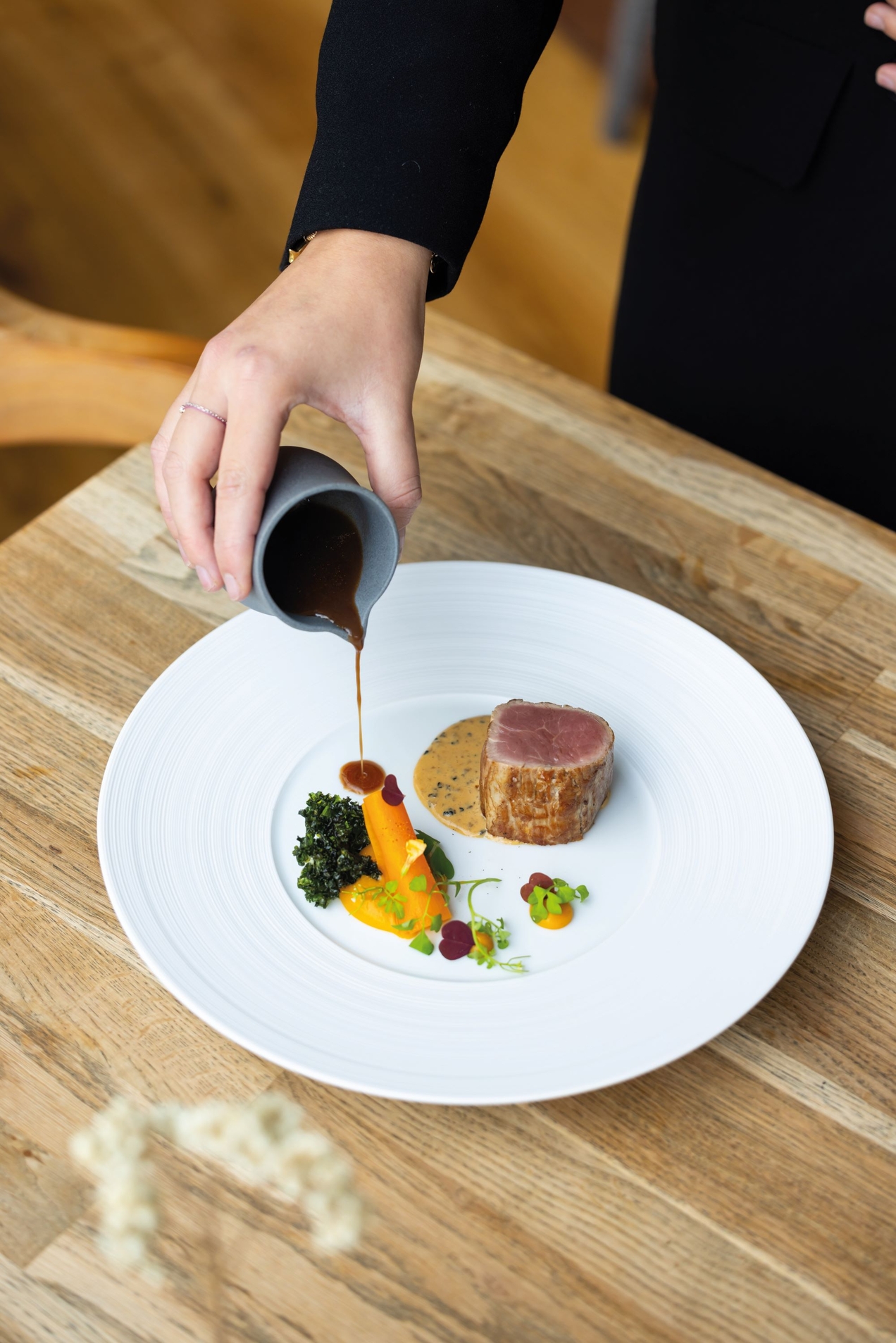 Fil&eacute; mignon de vitela com pur&ecirc; de ab&oacute;bora com cravo, picles de ab&oacute;bora, crispy de repolho, trufa negra e r&ocirc;ti de vitela