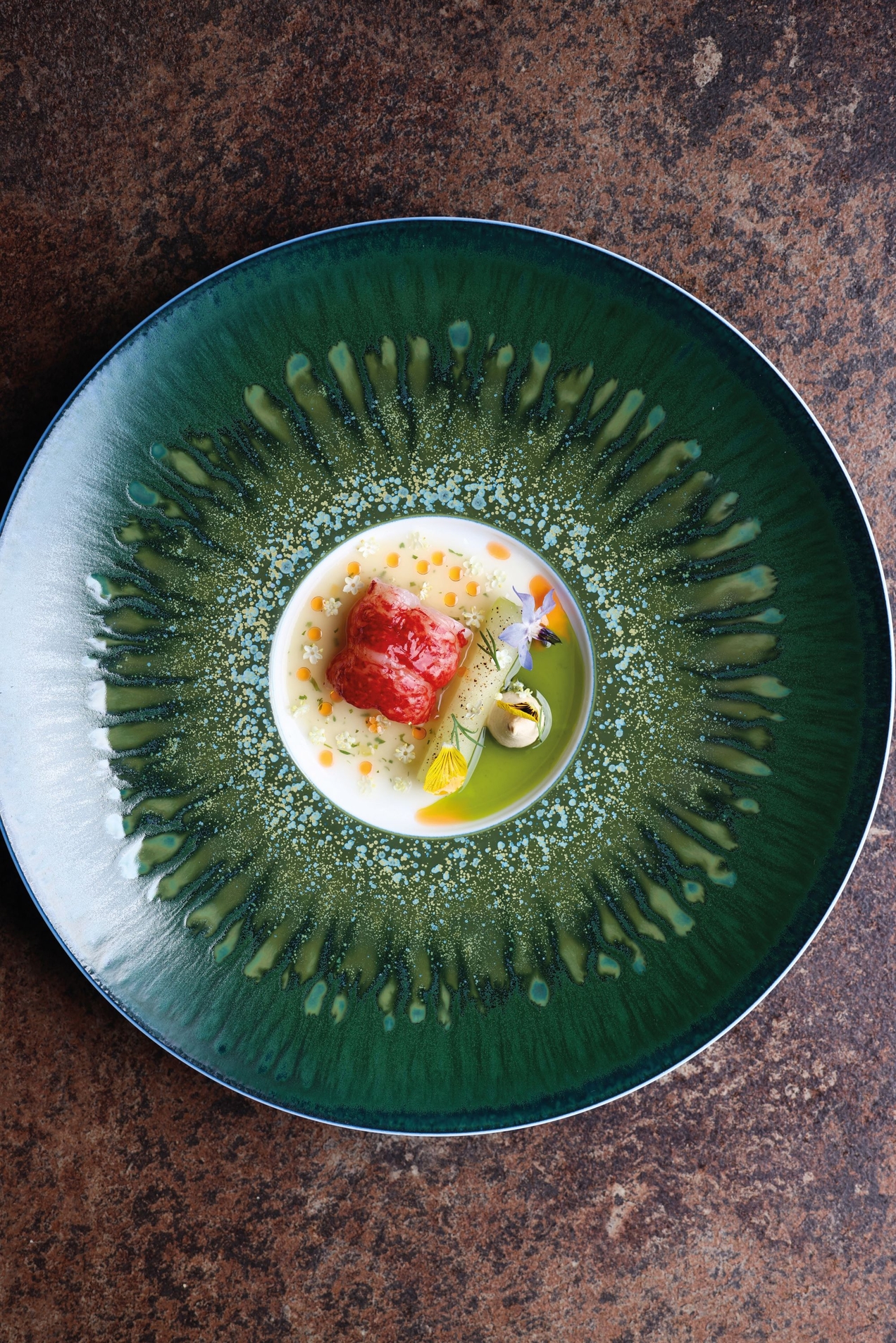 Fil&eacute; mignon de vitela com pur&ecirc; de ab&oacute;bora com cravo, picles de ab&oacute;bora, crispy de repolho, trufa negra e r&ocirc;ti de vitela. Prato da chefe Alessandra Montagne