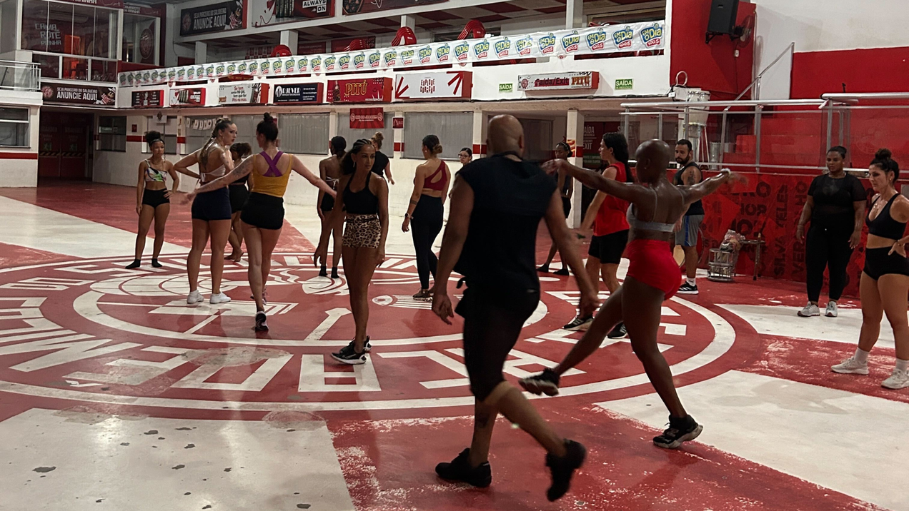 Gringas desfilam na Sapucaí e até aprendem português para ter gingado brasileiro