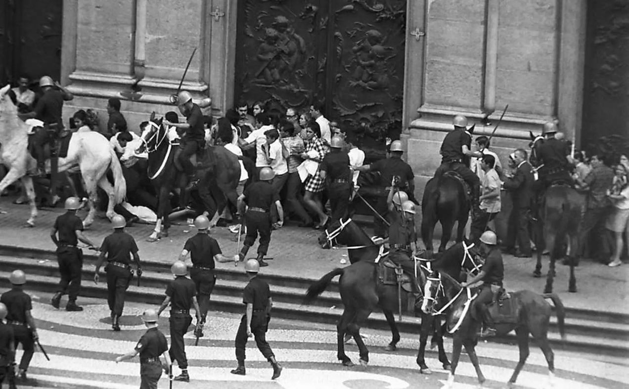 Foto da 'Sexta-feira Sangrenta', repressão a protesto estudantil em 21/06/1968, no Rio de Janeiro, durante a ditadura militar. Conflito deixou mais de 20 mortos (segundo o Centro de Documentação de História Contemporânea da Fundação Getúlio Vargas), além de feridos e mais de mil presos