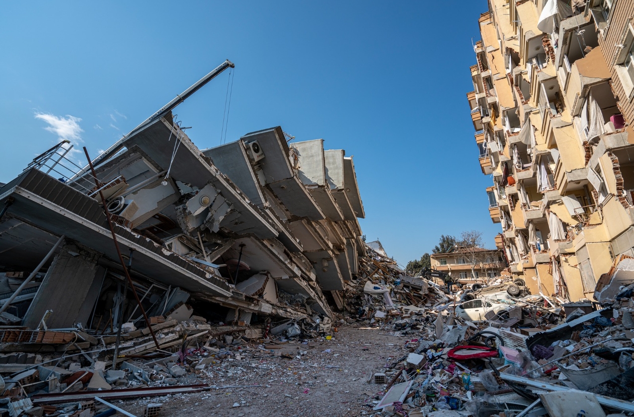 Destroços de um edifício em Hatay, na Turquia, que desabou após o terremoto de 6 de fevereiro de 2023