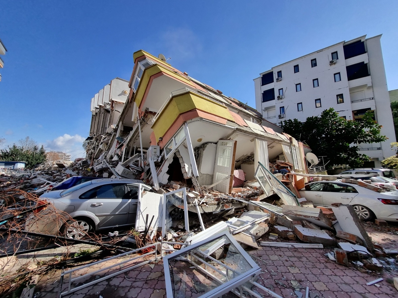 Carro fica encoberto por destroços na cidade de Karamamaras, na Turquia, após o terremoto de 6 de fevereiro de 2023