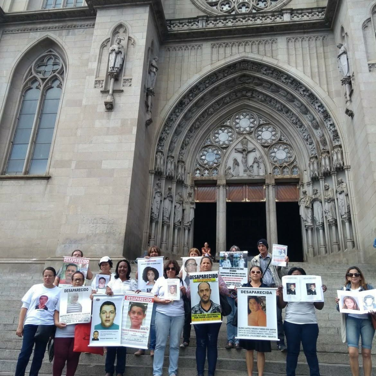 Zeni Souza do Carmo posa em frente à Catedral da Sé, em São Paulo, ao lado de outras pessoas cujos entes queridos desapareceram