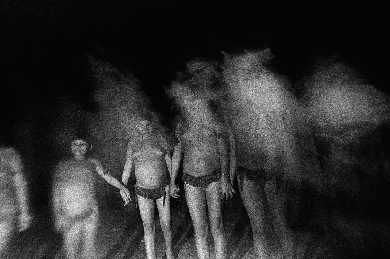 Las mujeres bailan y cantan por la noche en la maloca (O Reahu, 1974)