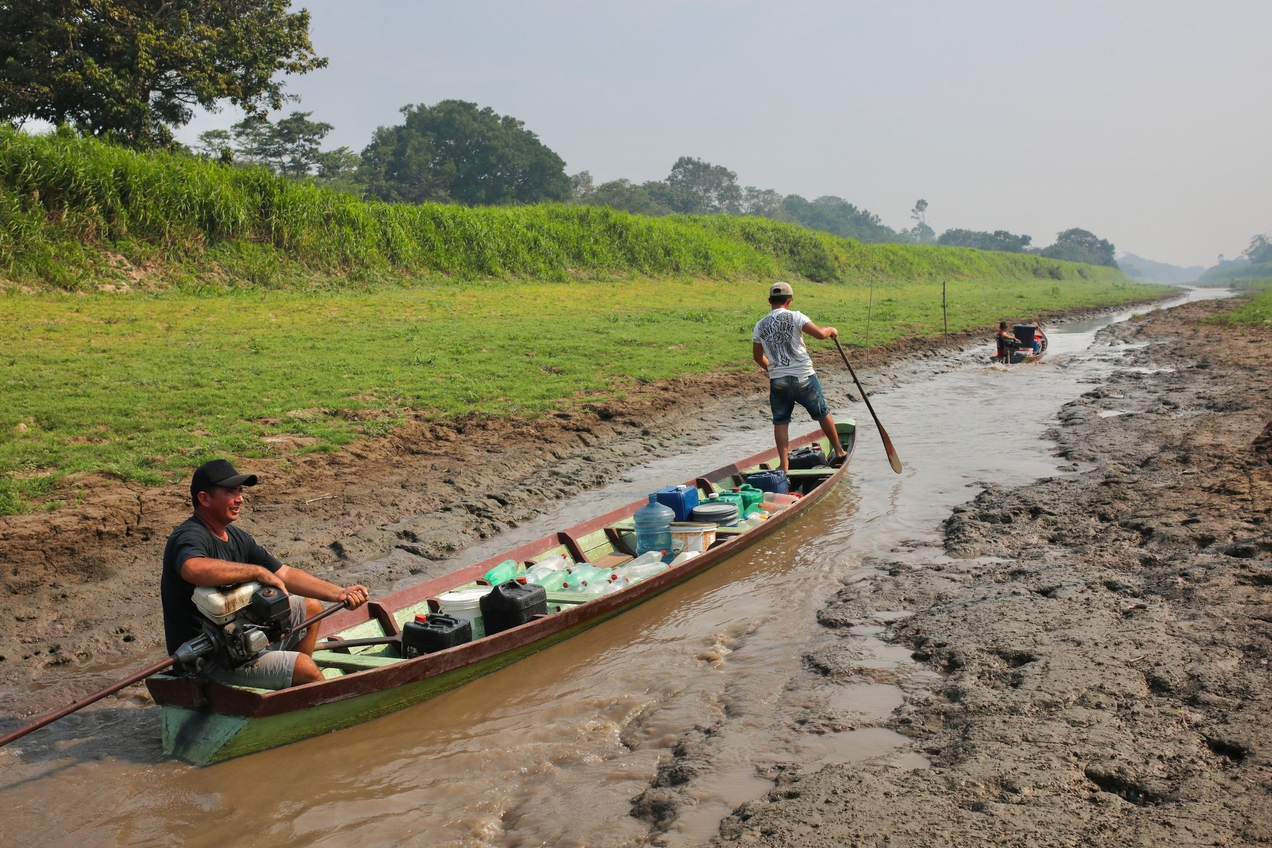 PARÁ, BRASIL – 14/11/2023: Santa Maria do Tapajó, em Santarém, no estado do Pará, foi uma das regiões atingidas pela seca extrema. Naquele ano, uma crise sem precedentes atingiu a Amazônia, secando cursos d'água, isolando comunidades e devastando a flora e fauna por meio de incêndios generalizados