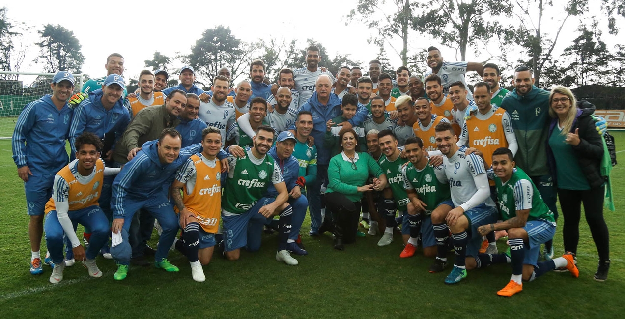 Nickollas Grecco e sua mãe, Silvia, com o elenco do Palmeiras em visita ao CT