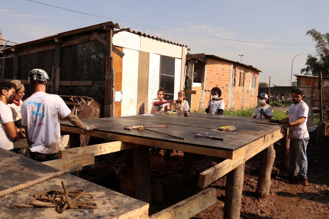 Mutirão de moradores ajuda a erguer casas no Jardim Lapena