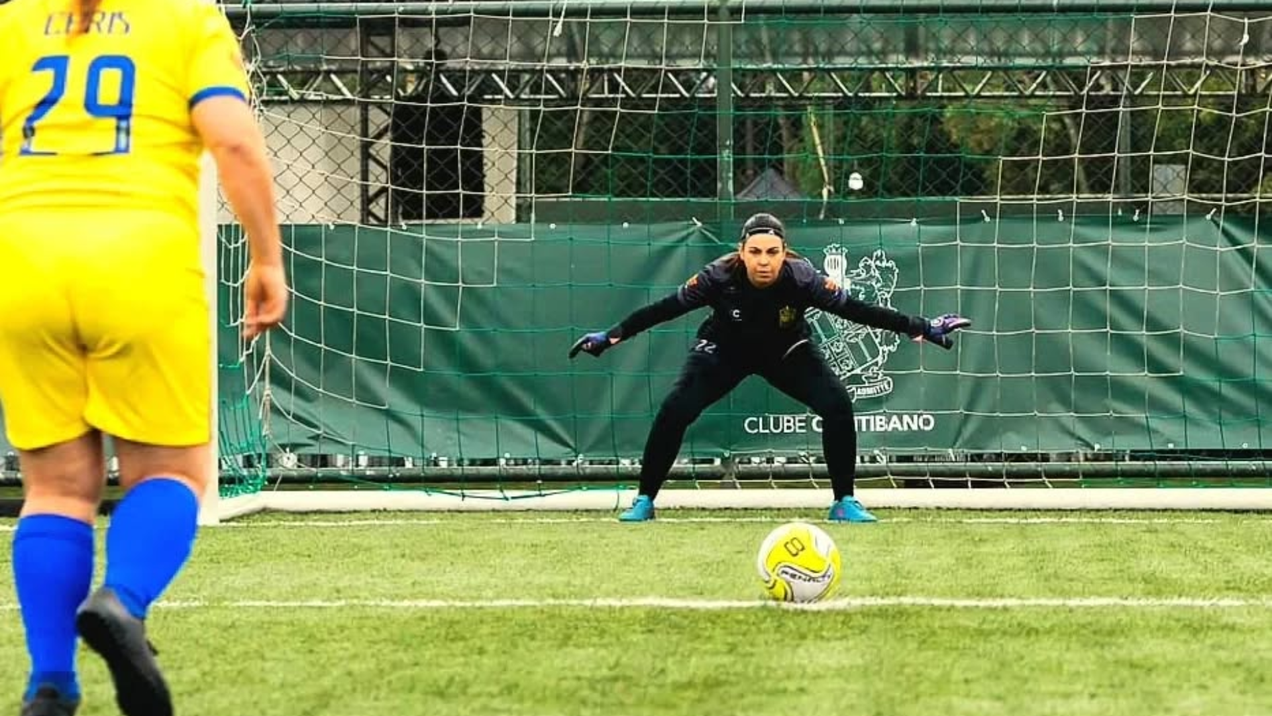 A goleira Jéssica Monczak à frente da meta
