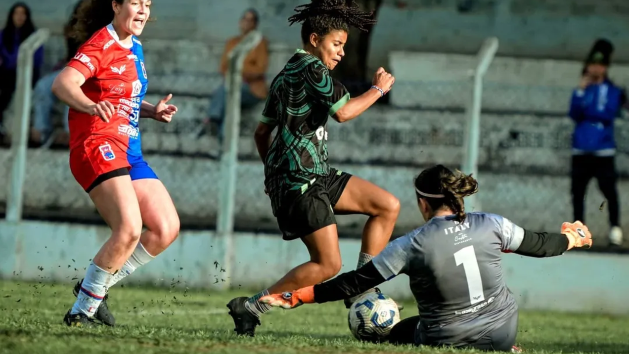 Goleira Jéssica em ação durante partida