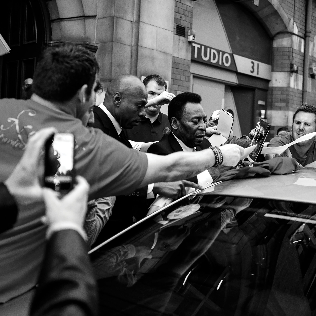 Pel&eacute;, ap&oacute;s coletiva de imprensa em Manchester, em 2011