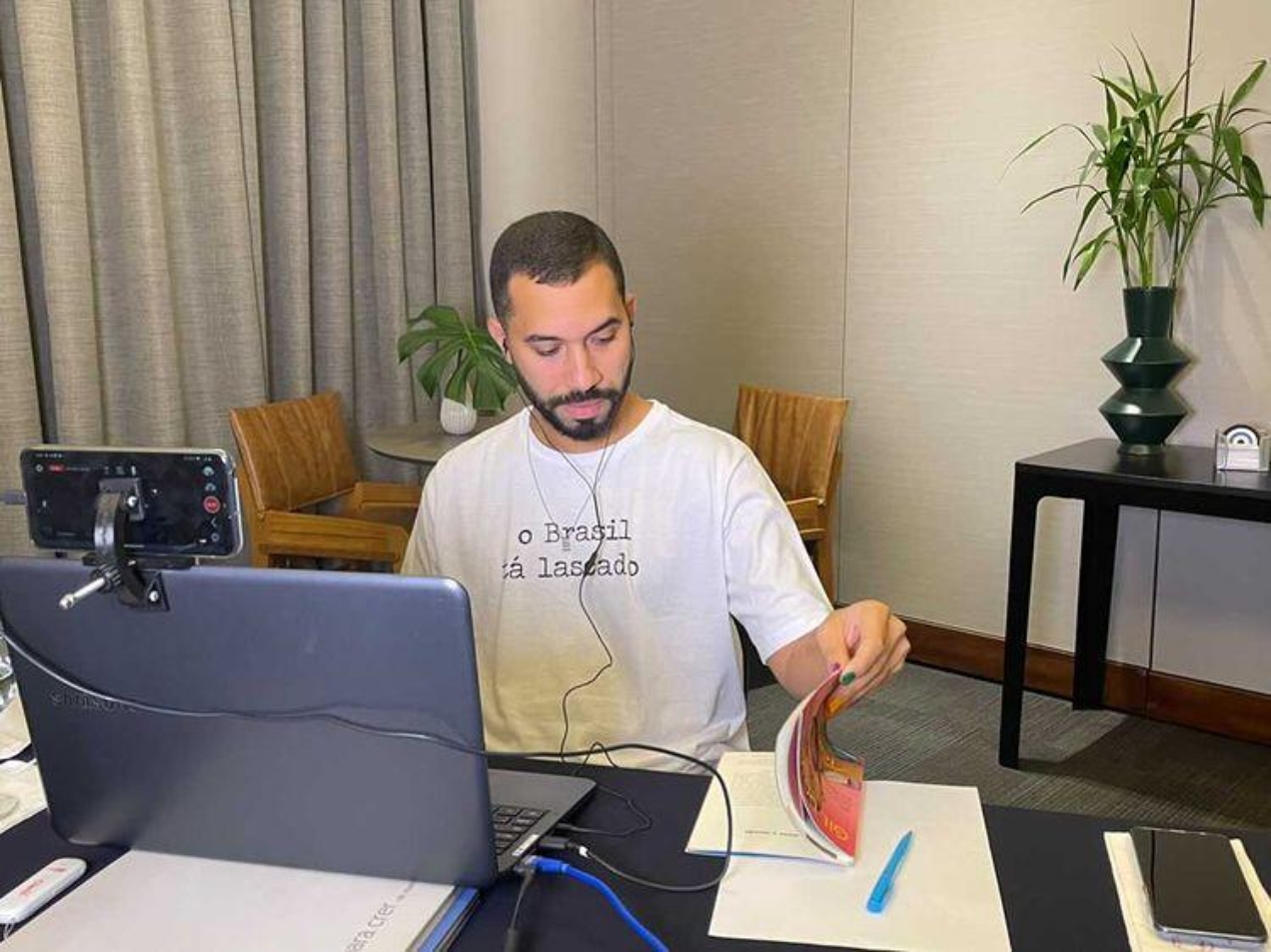 Gil do Vigor durante momento de estudo; influenciador defende o poder transformador da educação