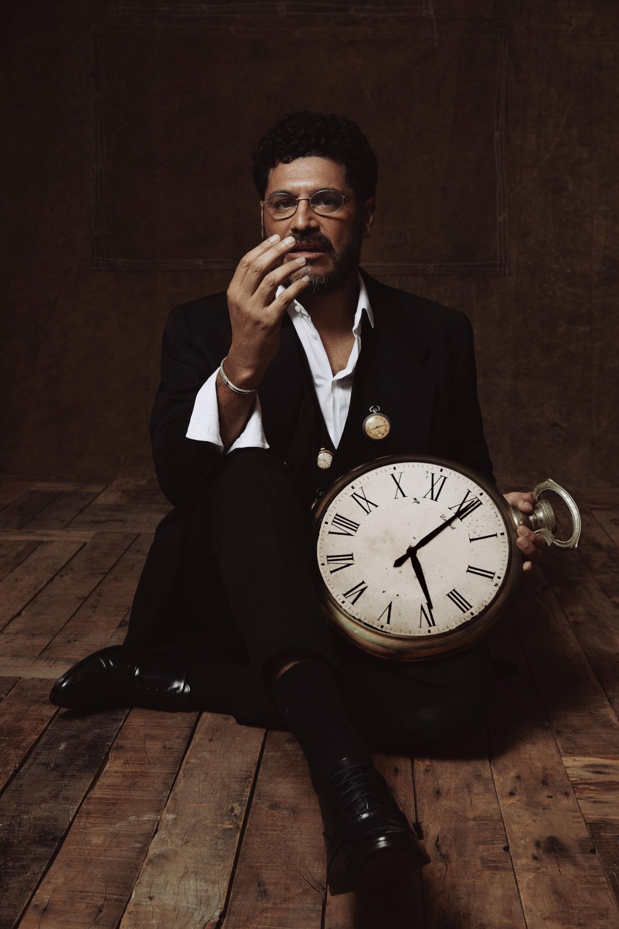 టెర్రా 25 అనోస్ మ్యాగజైన్ కవర్‌పై క్రియోలో తన కెరీర్ మరియు సమయాన్ని ప్రతిబింబించాడు