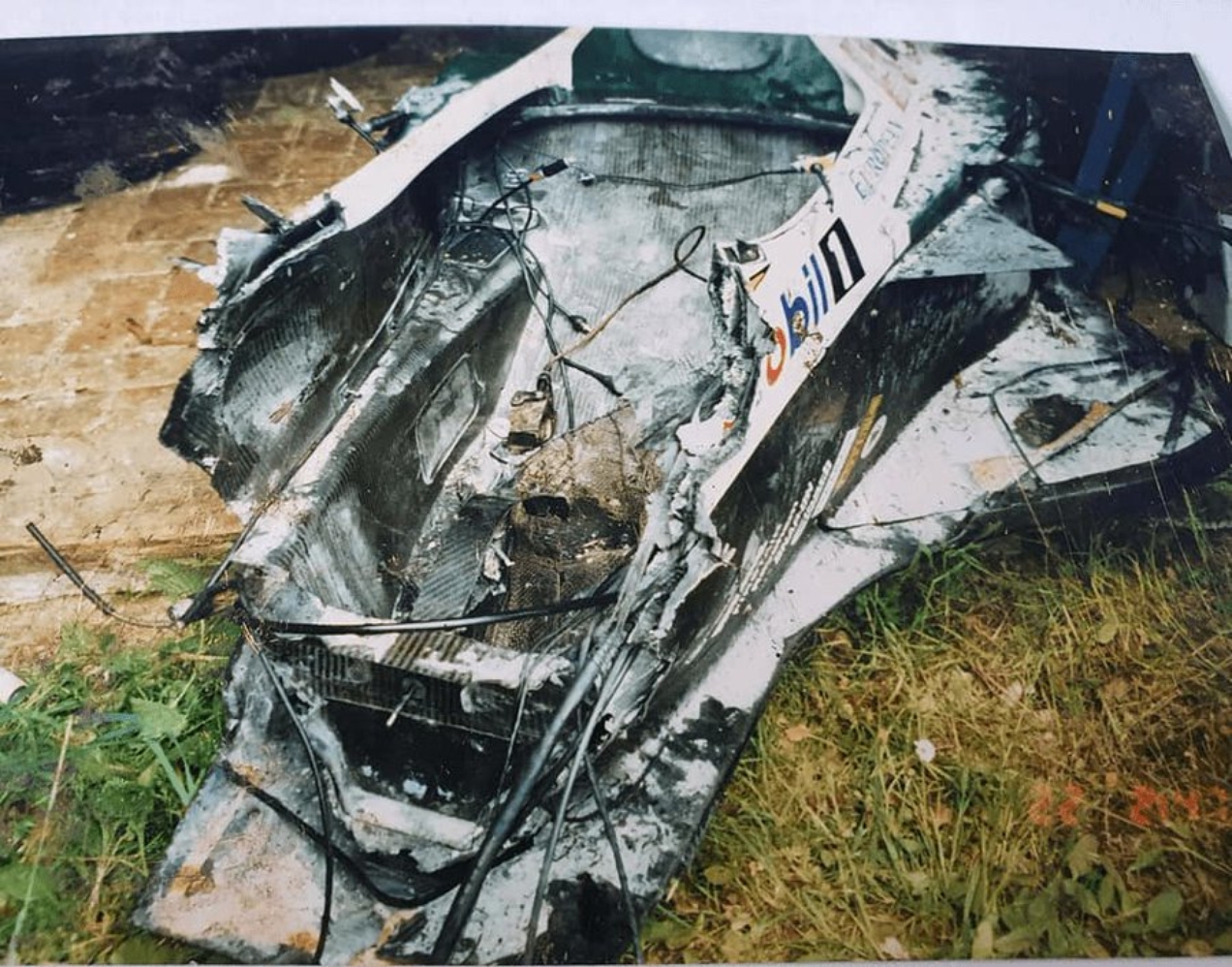 Foto do que sobrou do monocoque da Lotus de Pedro Lamy ap&oacute;s o acidente em testes em Silverstone