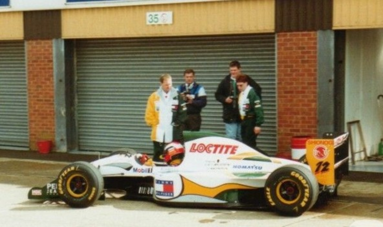 Johnny Herbert testando o 107C em Silverstone nos preparativos para 1994