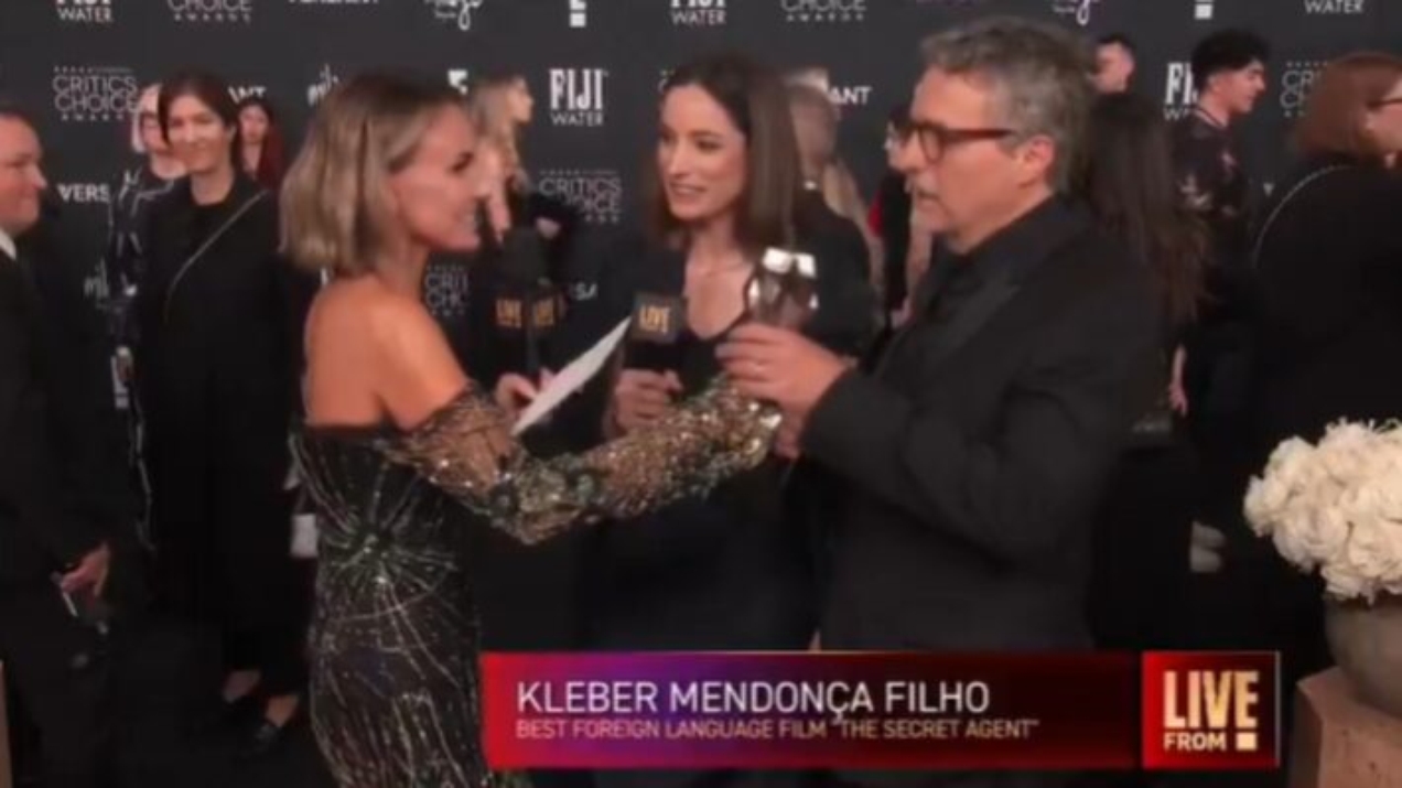 Kleber Mendon&ccedil;a Filho &eacute; surpreendido com a not&iacute;cia, durante entrevista, de que 'O Agente Secreto' ganhou o Critics Choice Awards