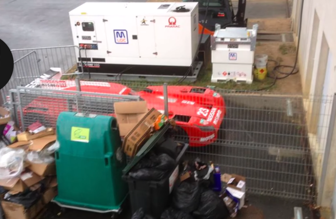 Carca&ccedil;a do carro nos fundos da f&aacute;brica da Nissan nos EUA